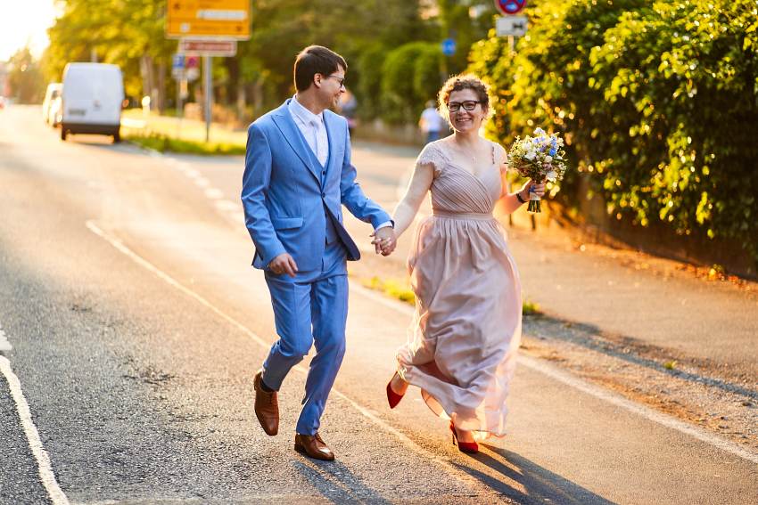 Die Nürnberger rennen zum Hochzeitsfotograf in die gemeinsame Zukunft als Ehepaar